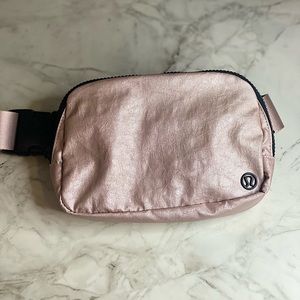 Inspired Lululemon everywhere belt bag dusty pink
